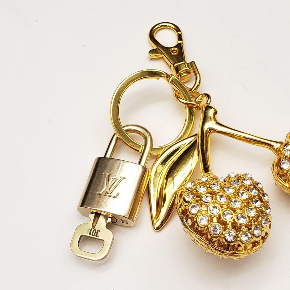 LV Authentic Gold Lock & Key 🔑 Luxury Bag Charm w/ Unbranded Keychain - Picture 2 of 8